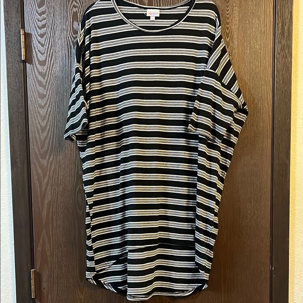 LuLaRoe Black and White Striped ribbed Top
